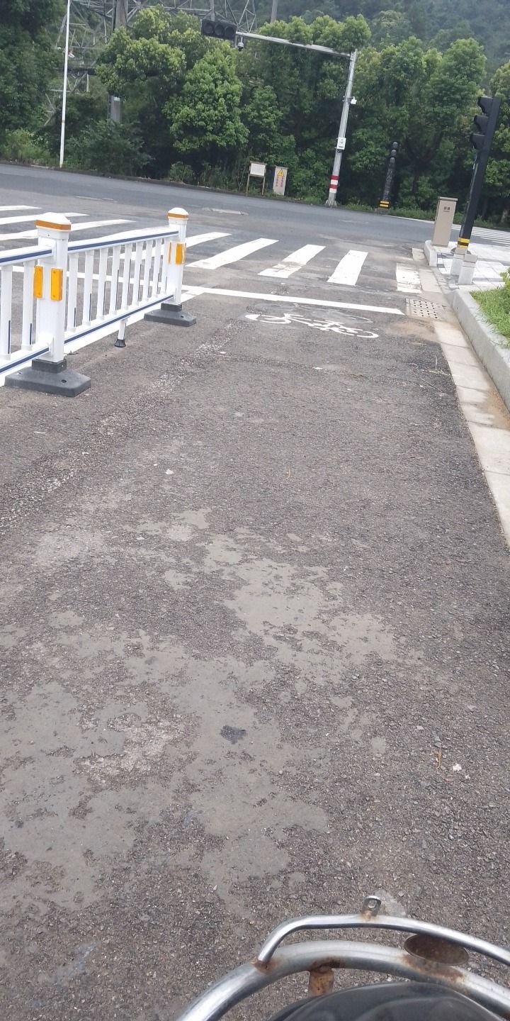 凤都六路与新旺路交叉口